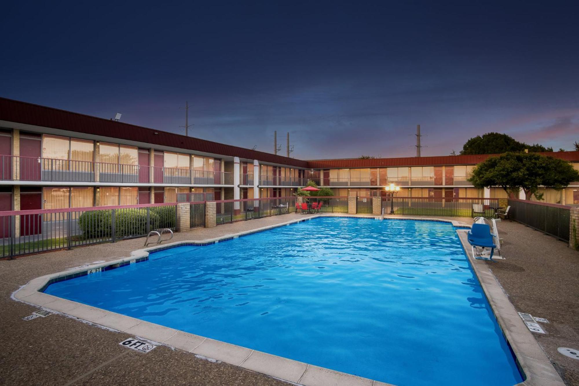 Red Roof Inn & Conference Center מק'קיני מראה חיצוני תמונה